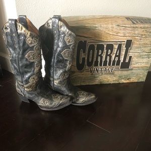 Black and gold size 7 corral boots